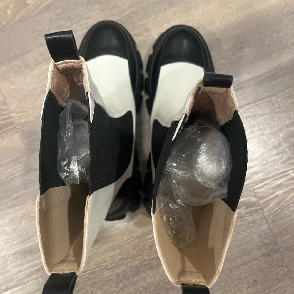 BNWT Lug Sole Chelsea Boots - Picture 3 of 3